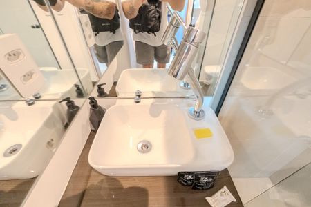 Banheiro de kitnet/studio para alugar com 1 quarto, 24m² em Bela Vista, São Paulo