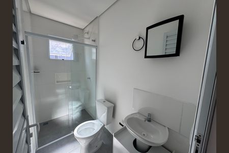 Banheiro de kitnet/studio para alugar com 1 quarto, 25m² em Km 18, Osasco