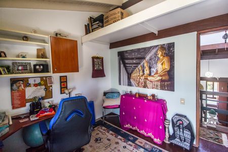 Casa de condomínio à venda com 240m², 3 quartos e 2 vagas Casa de condomínio à venda com 240m², 3 quartos e 2 vagasEscritório