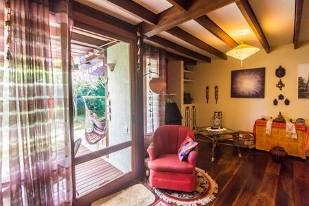 Casa de condomínio à venda com 240m², 3 quartos e 2 vagas Casa de condomínio à venda com 240m², 3 quartos e 2 vagasSala