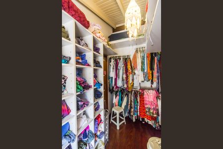 Casa de condomínio à venda com 240m², 3 quartos e 2 vagas Casa de condomínio à venda com 240m², 3 quartos e 2 vagasCloset da suíte