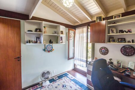 Casa de condomínio à venda com 240m², 3 quartos e 2 vagas Casa de condomínio à venda com 240m², 3 quartos e 2 vagasEscritório