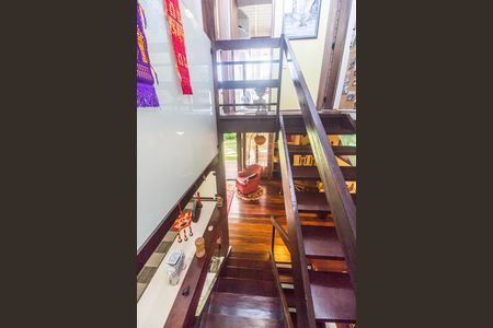Casa de condomínio à venda com 240m², 3 quartos e 2 vagas Casa de condomínio à venda com 240m², 3 quartos e 2 vagasEscada