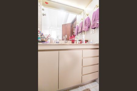 Casa de condomínio à venda com 240m², 3 quartos e 2 vagas Casa de condomínio à venda com 240m², 3 quartos e 2 vagasSuíte