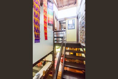 Casa de condomínio à venda com 240m², 3 quartos e 2 vagas Casa de condomínio à venda com 240m², 3 quartos e 2 vagasEscada