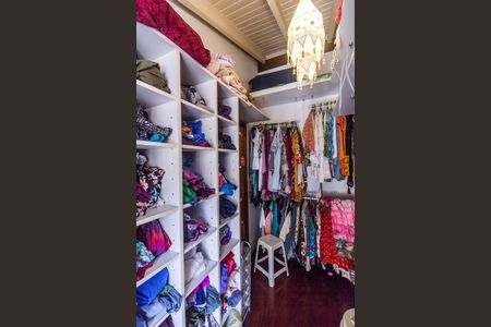 Casa de condomínio à venda com 240m², 3 quartos e 2 vagas Casa de condomínio à venda com 240m², 3 quartos e 2 vagasCloset da suíte