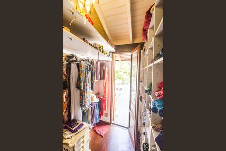 Casa de condomínio à venda com 240m², 3 quartos e 2 vagas Casa de condomínio à venda com 240m², 3 quartos e 2 vagasCloset da suíte