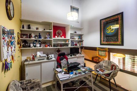 Casa de condomínio à venda com 240m², 3 quartos e 2 vagas Casa de condomínio à venda com 240m², 3 quartos e 2 vagasEscritório