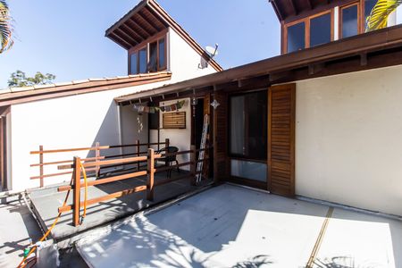 Casa de condomínio à venda com 240m², 3 quartos e 2 vagas Casa de condomínio à venda com 240m², 3 quartos e 2 vagasVaranda