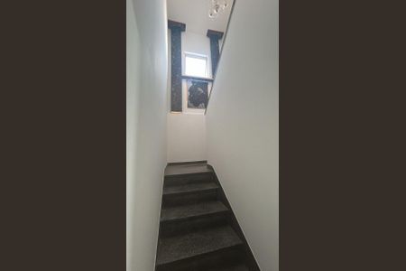 Casa à venda com 180m², 2 quartos e 2 vagasEscada