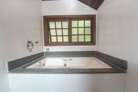 Casa de condomínio para alugar com 300m², 3 quartos e sem vagaBanheiro da Suíte