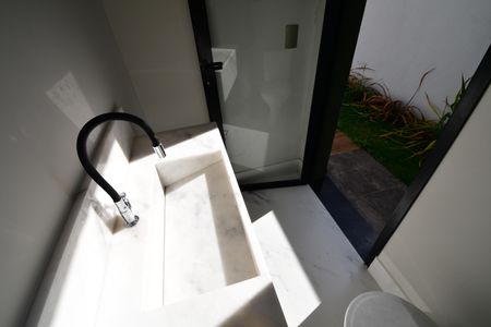 Casa de condomínio à venda com 423m², 3 quartos e 4 vagasBanheiro de serviço