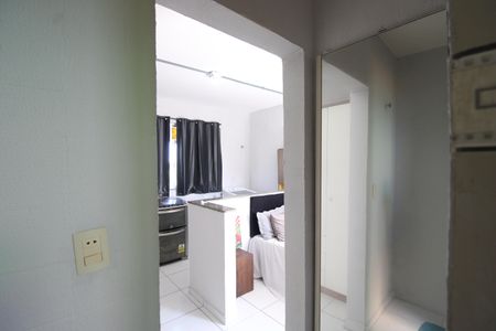 Corredor de kitnet/studio para alugar com 1 quarto, 20m² em Curicica, Rio de Janeiro