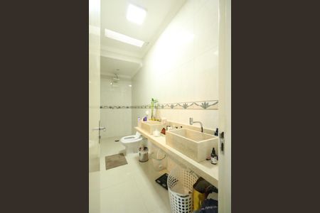 Casa à venda com 400m², 4 quartos e 4 vagasBanheiro da Suíte 2
