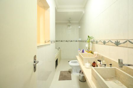 Casa à venda com 400m², 4 quartos e 4 vagasBanheiro da Suíte 2