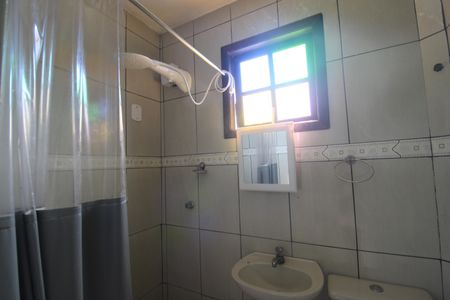 Banheiro de kitnet/studio para alugar com 1 quarto, 40m² em Curicica, Rio de Janeiro