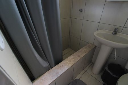 Banheiro de kitnet/studio para alugar com 1 quarto, 40m² em Curicica, Rio de Janeiro