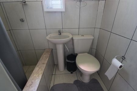 Banheiro de kitnet/studio para alugar com 1 quarto, 40m² em Curicica, Rio de Janeiro
