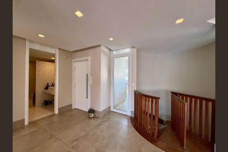 Apartamento à venda com 784m², 5 quartos e 6 vagasEscadas
