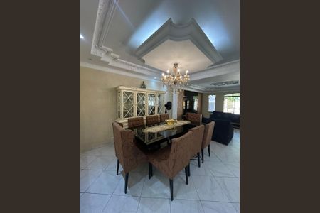 Casa para alugar com 250m², 4 quartos e 6 vagas Casa para alugar com 250m², 4 quartos e 6 vagasSala de jantar