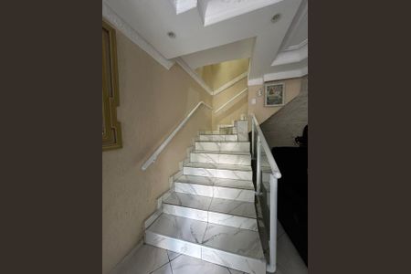 Casa para alugar com 250m², 4 quartos e 6 vagas Casa para alugar com 250m², 4 quartos e 6 vagasEscada