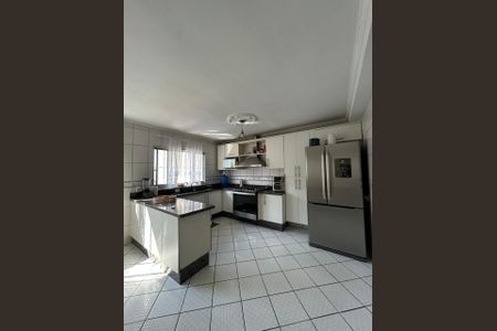 Casa para alugar com 250m², 4 quartos e 6 vagas Casa para alugar com 250m², 4 quartos e 6 vagasCozinha