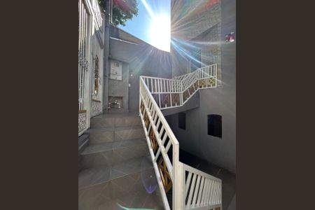 Casa para alugar com 250m², 4 quartos e 6 vagas Casa para alugar com 250m², 4 quartos e 6 vagasEscada