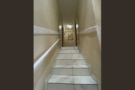 Casa para alugar com 250m², 4 quartos e 6 vagas Casa para alugar com 250m², 4 quartos e 6 vagasEscada