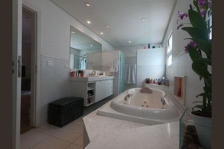 Casa de condomínio à venda com 350m², 1 quarto e 6 vagas Casa de condomínio à venda com 350m², 1 quarto e 6 vagasBanheiro da Suíte