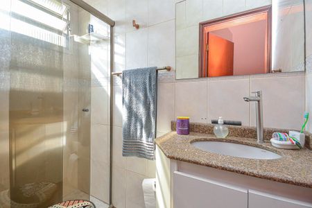 Casa à venda com 220m², 5 quartos e 2 vagas Casa à venda com 220m², 5 quartos e 2 vagasBanheiro 2
