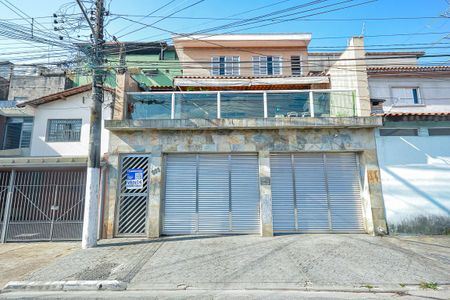 Casa à venda com 220m², 5 quartos e 2 vagas Casa à venda com 220m², 5 quartos e 2 vagasFachada
