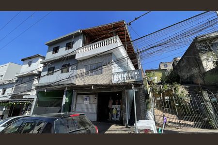Casa à venda com 150m², 4 quartos e 2 vagas Casa à venda com 150m², 4 quartos e 2 vagasFachada