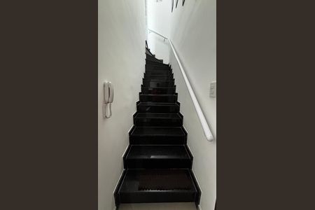 Apartamento à venda com 100m², 2 quartos e 1 vaga Apartamento à venda com 100m², 2 quartos e 1 vagaEscada