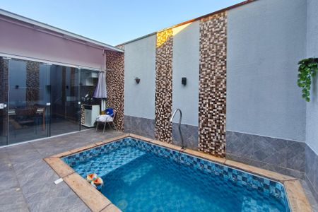 Casa à venda com 200m², 3 quartos e 2 vagasQuintal - Piscina