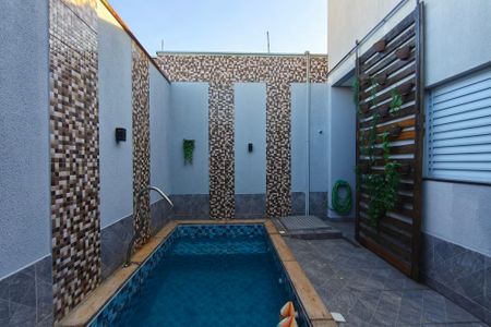 Casa à venda com 200m², 3 quartos e 2 vagasQuintal - Piscina