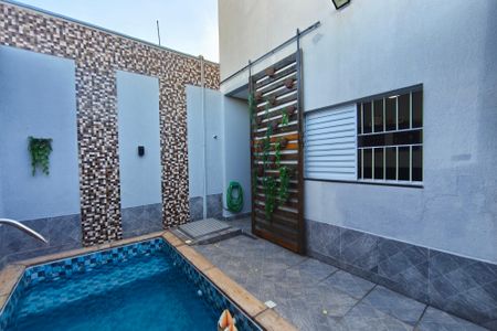 Casa à venda com 200m², 3 quartos e 2 vagasQuintal - Piscina