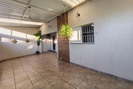 Casa à venda com 200m², 3 quartos e 2 vagasQuintal - Garagem