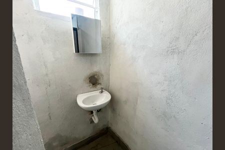 Banheiro de casa para alugar com 1 quarto, 25m² em Vila Santa Maria, São Paulo