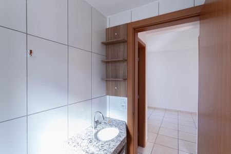 Banheiro social de apartamento à venda com 2 quartos, 50m² em Castelo, Belo Horizonte