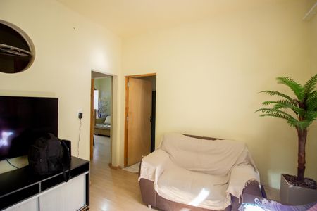 Sala de casa à venda com 6 quartos, 384m² em Industrial, Contagem