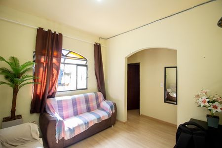 Sala de casa à venda com 6 quartos, 384m² em Industrial, Contagem