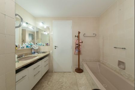 Apartamento à venda com 208m², 4 quartos e 2 vagasBanheiro da Suíte