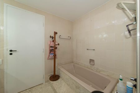 Apartamento à venda com 208m², 4 quartos e 2 vagasBanheiro da Suíte