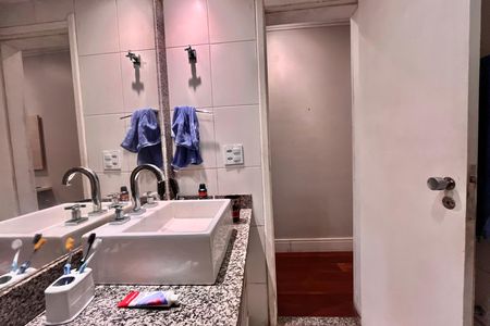 Apartamento à venda com 175m², 3 quartos e 2 vagas Apartamento à venda com 175m², 3 quartos e 2 vagasBanheiro da suíte 2