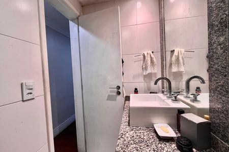 Apartamento à venda com 175m², 3 quartos e 2 vagas Apartamento à venda com 175m², 3 quartos e 2 vagasBanheiro social