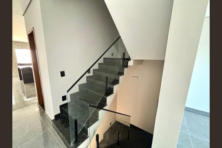 Casa à venda com 150m², 3 quartos e 2 vagasEscada