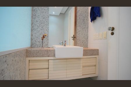 Apartamento para alugar com 190m², 3 quartos e 1 vaga Apartamento para alugar com 190m², 3 quartos e 1 vagaBanheiro social