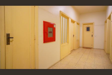 Apartamento para alugar com 190m², 3 quartos e 1 vaga Apartamento para alugar com 190m², 3 quartos e 1 vagaCorredor com as portas imóvel