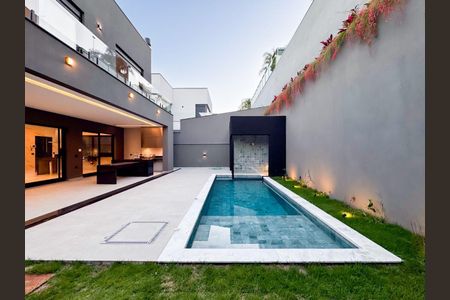 Casa à venda com 361m², 4 quartos e 4 vagas