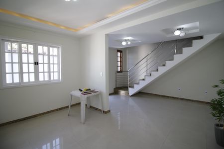Casa para alugar com 164m², 4 quartos e 2 vagasSala